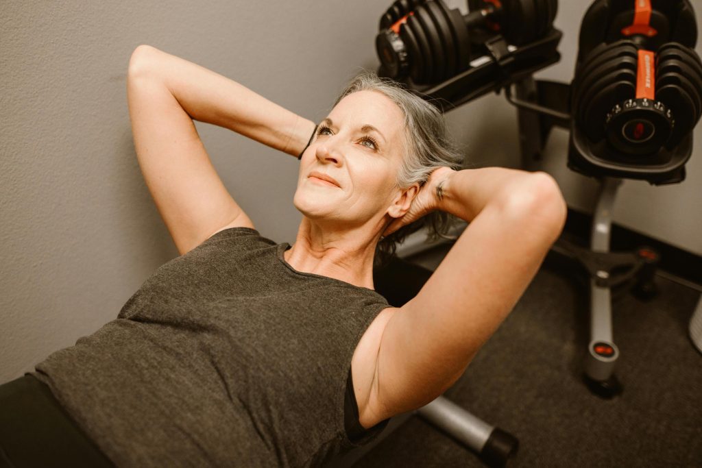 Mujer en menopausia entrenando para mejorar su salud hormonal